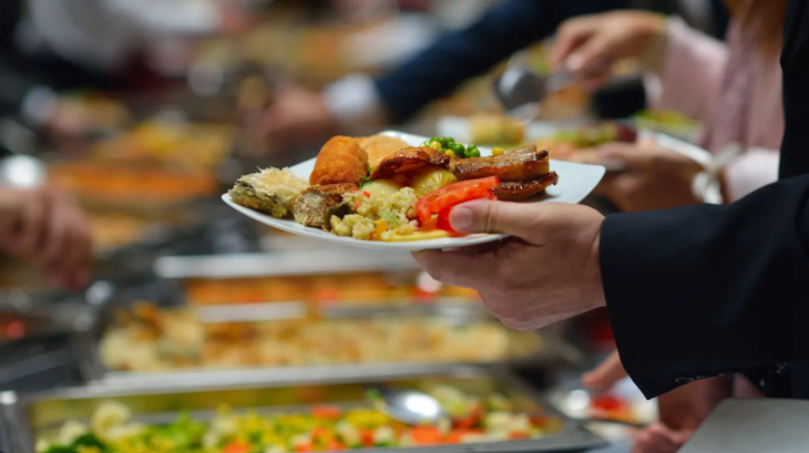 Bát nháo khi ăn buffet, chen vào giữa dòng người đang xếp hàng - Ảnh 1.
