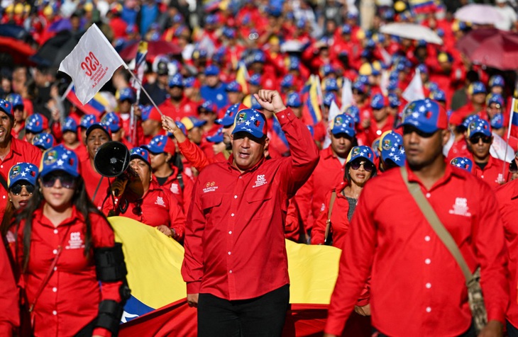 Những người ủng hộ Tổng thống Venezuela Nicolas Maduro xuống đường tại Caracas vào ngày 31-7 - Ảnh: AFP