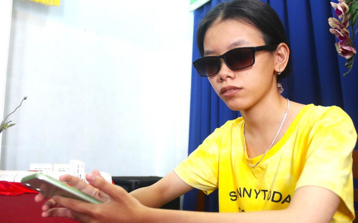 'Đôi mắt' cho người mù - Ảnh 4.