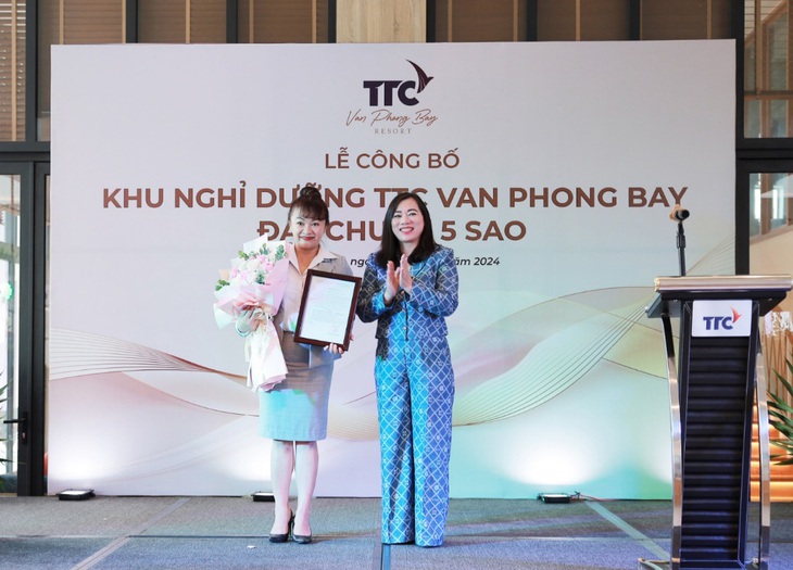 Bà Nguyễn Thị Lệ Thanh - giám đốc Sở Du lịch Khánh Hòa - trao hoa và quyết định chuẩn 5 sao cho TTC Van Phong Bay Resort