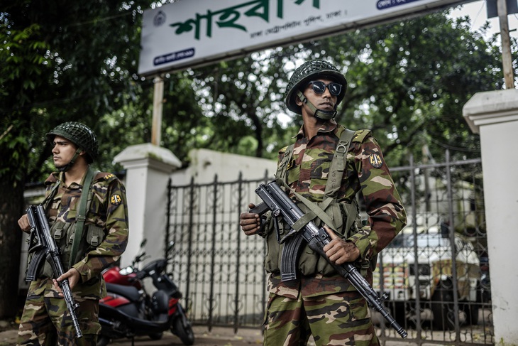 Binh sĩ Bangladesh canh phòng một đồn cảnh sát bị bỏ không tại Dhaka ngày 9-8 - Ảnh: AFP