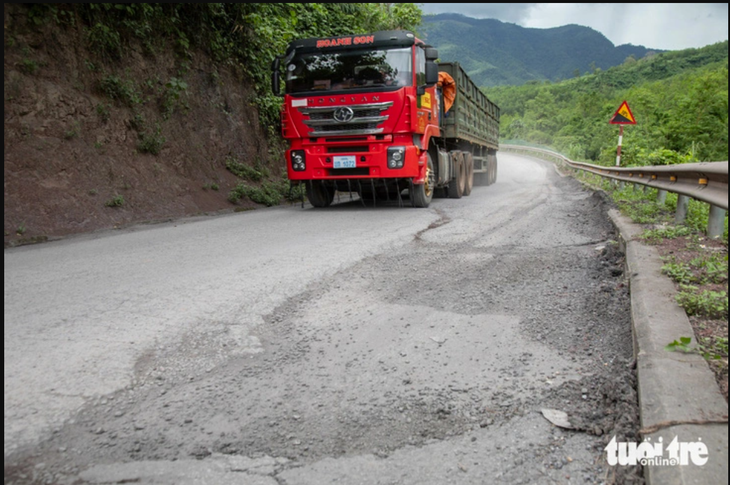 Quốc lộ 15D nối cửa khẩu La Lay hiện đã xuống cấp, nhỏ hẹp, nhiều đường cong nhỏ và độ dốc lớn - Ảnh: HOÀNG TÁO