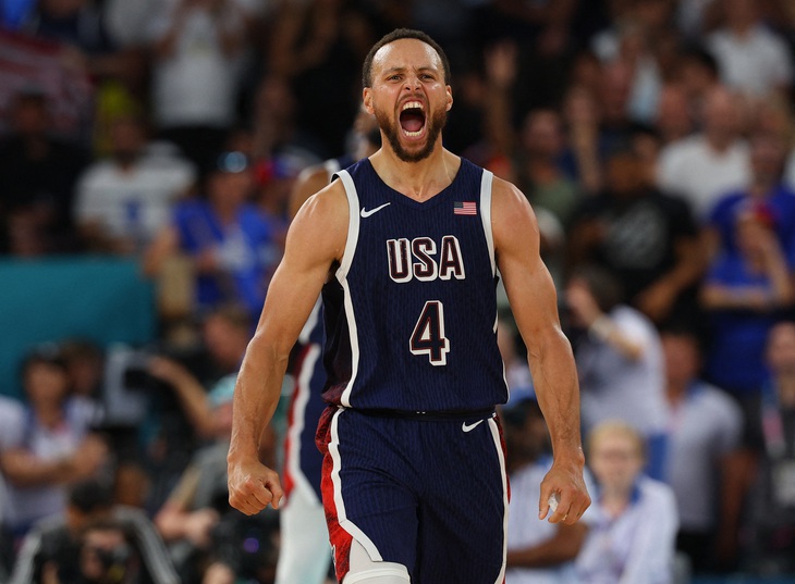 Stephen Curry (Mỹ) chơi rực sáng trong trận chung kết bóng rổ nam Olympic 2024 - Ảnh: REUTERS