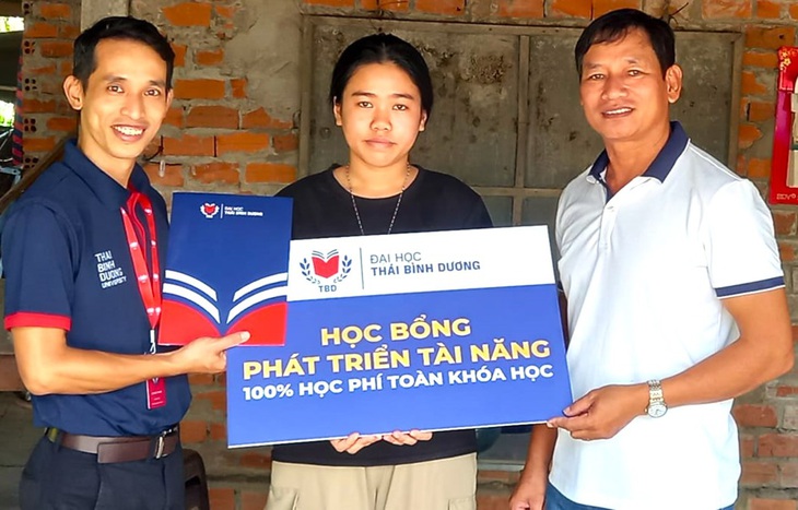 Nữ sinh không cha mẹ, một mình che chở cho em gái được tặng học bổng toàn khóa đại học