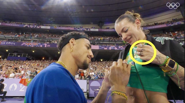 Thêm đôi tình nhân ‘đu trend’ cầu hôn tại Olympic 2024- Ảnh 1. Almir dos Santos cầu hôn bạn gái sau khi thi đấu tại Olympic 2024.