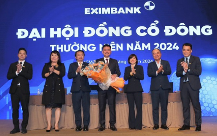 Sếp ngân hàng 'đua lệnh', vợ trưởng ban kiểm soát Eximbank bán sạch cổ phần - Ảnh 2.