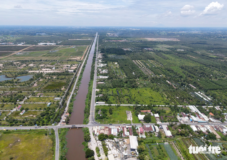 Đây là kênh Thầy Cai khu vực giáp ranh TP.HCM và Long An, nơi đường vành đai 4 TP.HCM đi qua  - Ảnh: CHÂU TUẤN