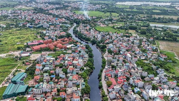 Ô nhiễm trên sông Nhuệ đã trở thành nỗi ám ảnh với nhiều khu dân cư quận, huyện ở Hà Nội - Ảnh: D.KHANG