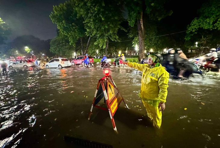 Đường Điện Biên Phủ cũng bị ngập khiến xe cộ di chuyển khó khăn - Ảnh: NGUYỄN KHÁNH