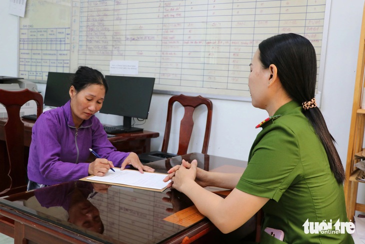 Lê Thị Kim Tư tại cơ quan điều tra sau gần 20 năm lẩn trốn thi hành án - Ảnh: CACC