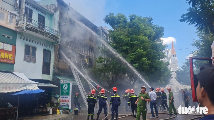 Cháy lớn giữa trung tâm Quy Nhơn, khói liên tục bốc lên nghi ngút- Ảnh 2.