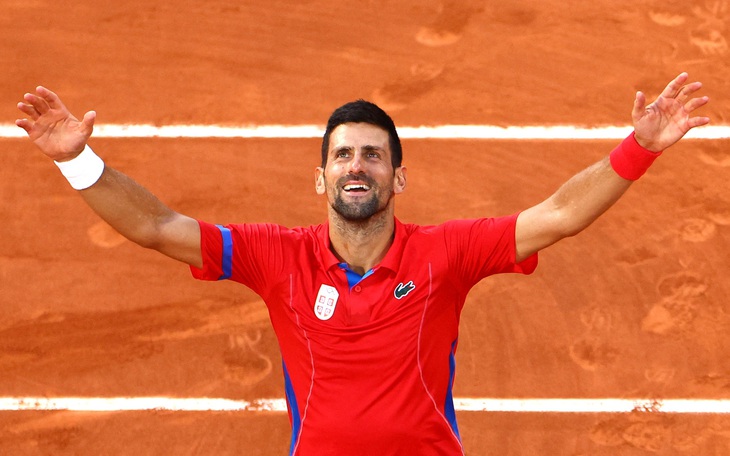 Biển người Serbia chào đón Djokovic cùng tấm HCV Olympic 2024 trở về