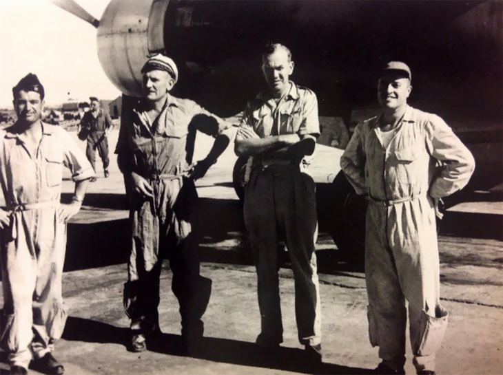 G. Greene cùng đội bay Pháp năm 1951. Chuyến bay này đã được đưa vàocuốn Người Mỹ trầm lặng.