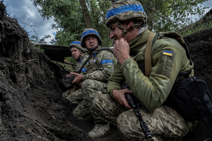 Quân nhân Ukraine tại vùng Sumy giáp biên giới với Nga ngày 13-8 - Ảnh: REUTERS