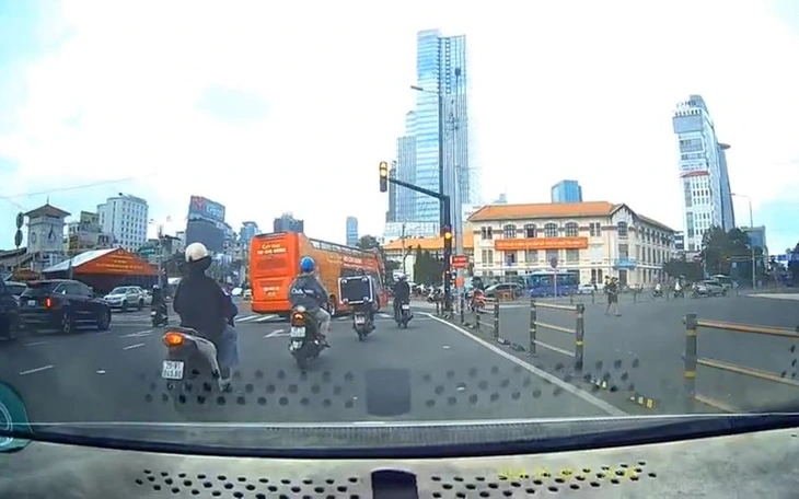 TP.HCM chấn chỉnh xe buýt hai tầng đi đường cấm, vi phạm giao thông  - Ảnh 1.