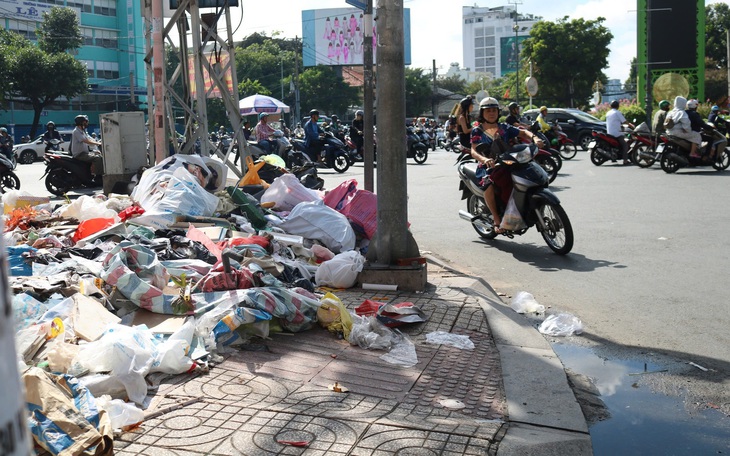 Rác đổ ngổn ngang ven đường Rạch Cầu Suối ở Bình Chánh, địa phương nói sẽ xử lý liền - Ảnh 24.