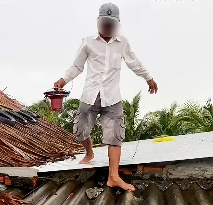 Tàu cá đang hoạt động ngoài biển nhưng thiết bị giám sát hành trình lại được giấu trên nóc nhà dân - Ảnh: THANH HUYỀN