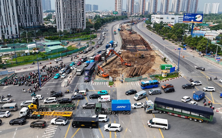 Khảo sát nút giao An Phú, Chủ tịch UBND TP.HCM chỉ đạo ưu tiên thi công khu vực sẵn mặt bằng - Ảnh 4.