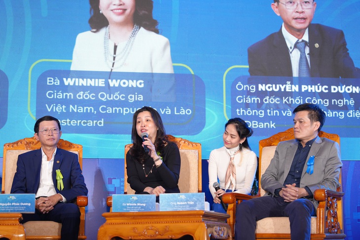 Bà Winnie Wong, Giám đốc Quốc gia của Mastercard tại Việt Nam, Lào và Campuchia (thứ 2 từ trái sang) phát biểu tại hội thảo Ngày không tiền mặt 2024 - Ảnh: Mastercard