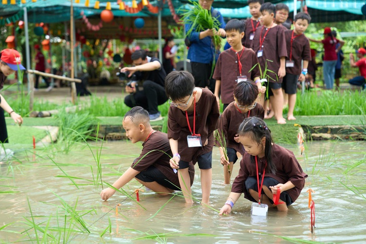 Mùa hè rực rỡ: Từ hóa nông dân nhí đến nhà thám hiểm rừng- Ảnh 2.