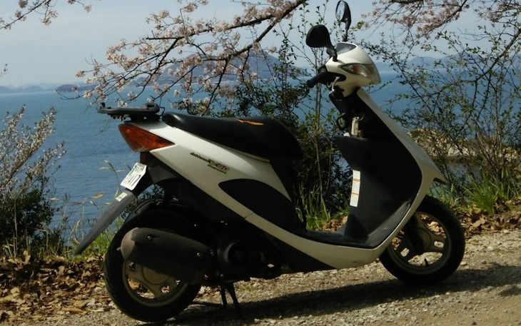 Suzuki 'nhá hàng' xe tay ga cổ điển US125, tham vọng cạnh tranh Vespa - Ảnh 3.