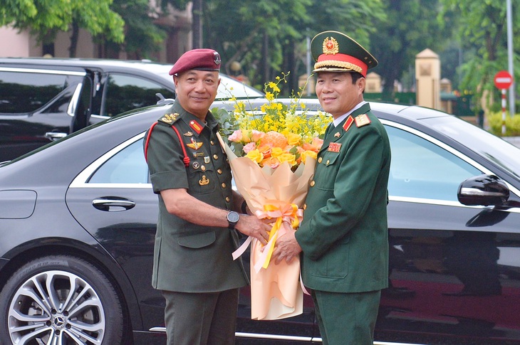 Thượng tướng Nguyễn Tân Cương (phải) chủ trì lễ đón Đại tướng Tan Sri Datuk Seri Mohammad bin Ab Rahman - Tư lệnh Lực lượng Quốc phòng Malaysia - Ảnh: HUY HUY