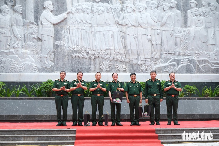 Các tướng lĩnh, Anh hùng Lực lượng vũ trang nhân dân gặp nhau ở nơi ra đời Đội Việt Nam tuyên truyền giải phóng quân - Ảnh: HÀ THANH