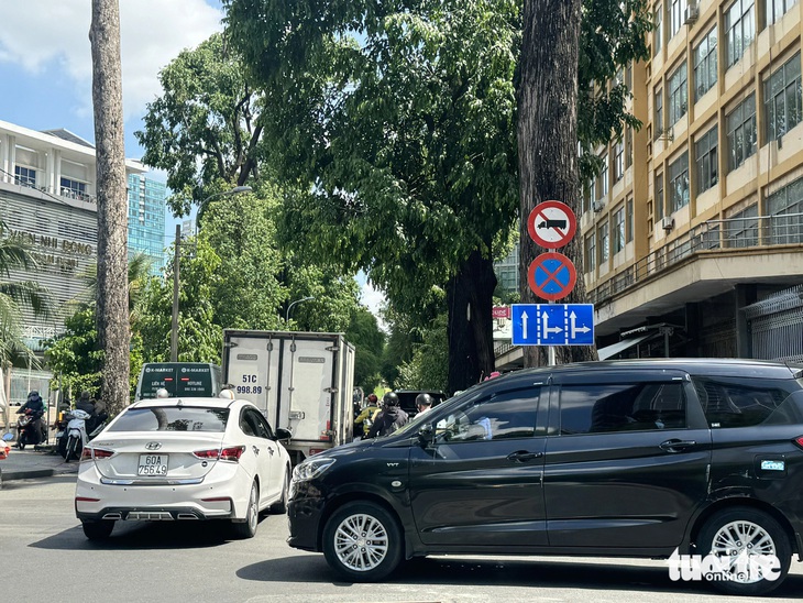 Lòng đường, vỉa hè trước cổng Bệnh viện Nhi đồng 2 (đường Nguyễn Du, quận 1) bị chiếm dụng làm chỗ đỗ xe ô tô gây cản trở giao thông, dễ xảy ra va chạm cho người yếu thế - Ảnh: THU DUNG