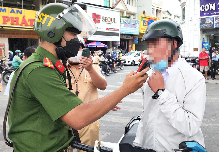 Lực lượng công an kiểm tra nồng độ cồn người tham gia giao thông - Ảnh: MINH HÒA 