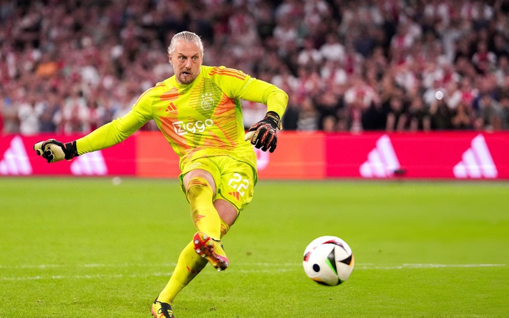 Ajax và hành trình ‘tự hủy’ ở mùa giải 2024-2025 - Ảnh 2.