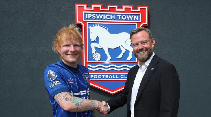 Ca sĩ Ed Sheeran mua lại 1,4% cổ phần khi CLB Ipswich Town trở lại với Ngoại hạng Anh - Ảnh: ITFC