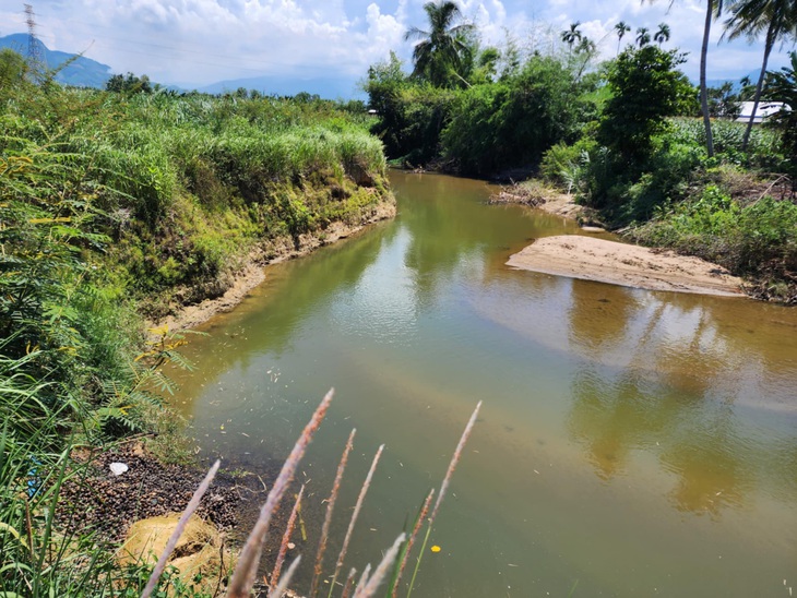 Sạt lở sông Phước Giang đang khốc liệt, cần có phương án đảm bảo an toàn cho người dân sinh sống - Ảnh: TRẦN MAI