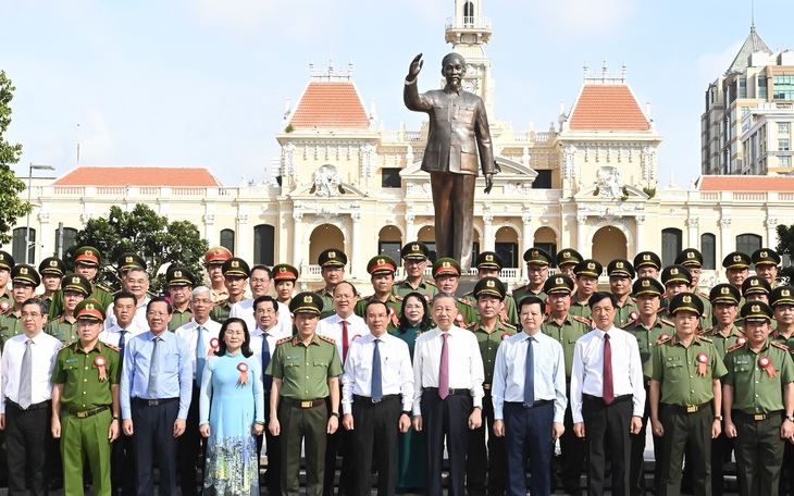 Tổng Bí thư, Chủ tịch nước Tô Lâm trao tặng danh hiệu cho Công an TP.HCM- Ảnh 8.