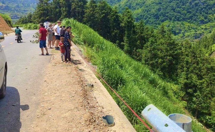 Ô tô lao xuống vực sâu, bốc cháy, một người chết, một người bị thương - Ảnh 1.