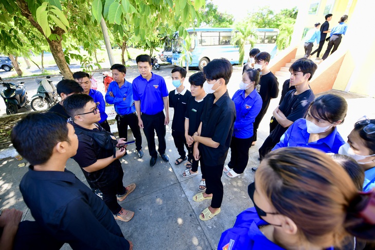 Giải chạy GreenUP-Long An Half Marathon 2024: Người dân Cần Giuộc háo hức - Ảnh 4.