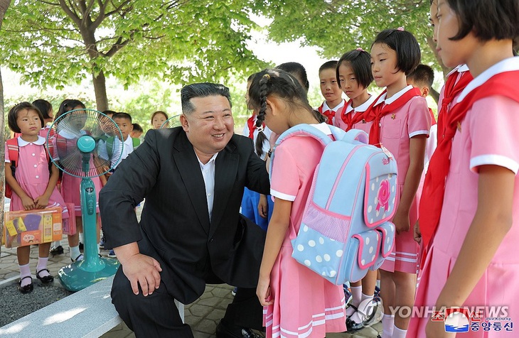 Ông Kim Jong Un thăm hỏi các trẻ em Triều Tiên sơ tán từ vùng lũ lụt - Ảnh 4.