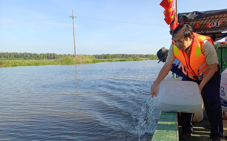 Bộ Nông nghiệp và Phát triển nông thôn tổ chức thả 195.000 con giống thuỷ sản sông Tiền   - Ảnh 7.