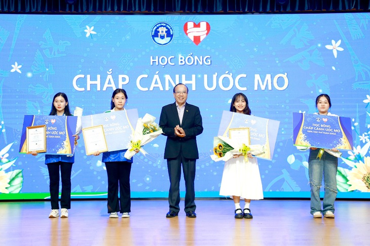 Trường đại học Văn Hiến công bố chương trình học bổng ‘Kết nối tinh hoa - Khuyến tài’ - Ảnh 1.