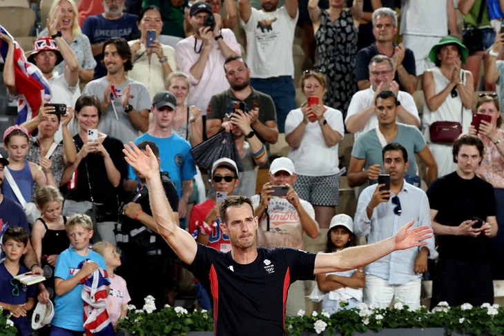 Andy Murray xúc động trước tình cảm của người hâm mộ - Ảnh: REUTERS