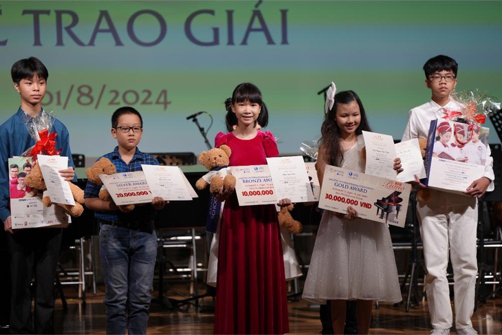 Dàn nghệ sĩ nhí xúng xính nhận giải SIU Piano Competition 2024 lần đầu tiên- Ảnh 6. Các thí sinh nhận giải của bảng B nhóm Không chuyên