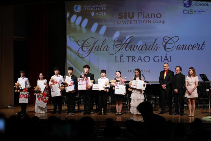 Dàn nghệ sĩ nhí xúng xính nhận giải SIU Piano Competition 2024 lần đầu tiên- Ảnh 7. Thí sinh bảng A nhóm Chuyên nghiệp nhận giải