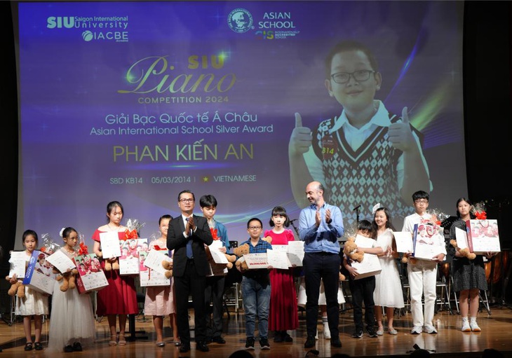 Dàn nghệ sĩ nhí xúng xính nhận giải SIU Piano Competition 2024 lần đầu tiên- Ảnh 11. Thí sinh Phan Kiến An nhận giải Bạc Quốc tế Á Châu bảng B nhóm Không chuyên
