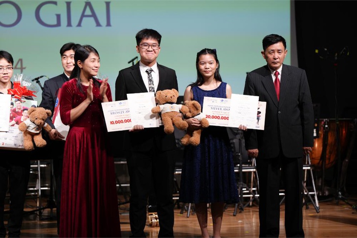 Dàn nghệ sĩ nhí xúng xính nhận giải SIU Piano Competition 2024 lần đầu tiên- Ảnh 12. Thí sinh Vũ An Phú (thứ 2 từ trái sang) nhận giải Đồng Đại học quốc tế Sài Gòn và thí sinh Võ Phước Lộc Anh (thứ 3 từ trái sang) nhận giải Bạc Đại học quốc tế Sài Gòn bảng C nhóm Không chuyên