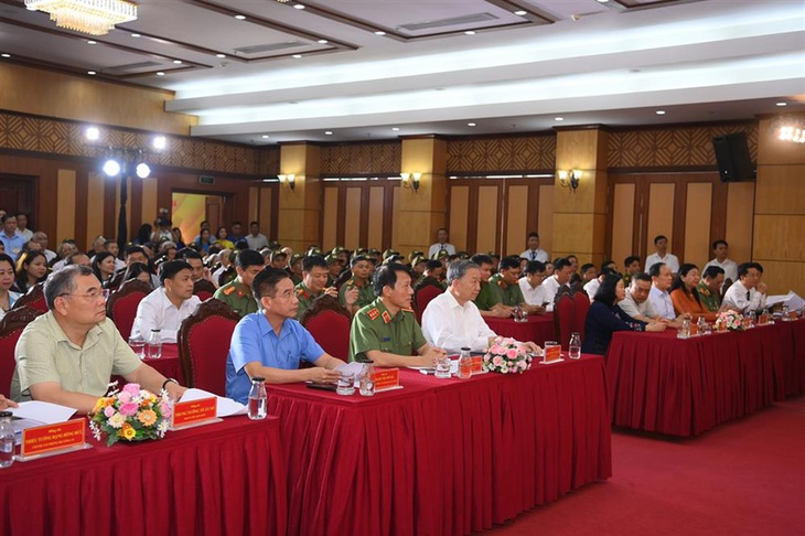 Chủ tịch nước Tô Lâm, Bộ trưởng Bộ Công an Lương Tam Quang và các đại biểu tham dự Ngày hội toàn dân bảo vệ an ninh Tổ quốc năm 2024 tại phường Cửa Đông - Ảnh: Bộ Công an