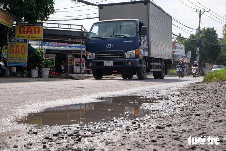 Hiện trạng đường Thạnh Xuân 25 nhỏ hẹp, nhiều đoạn bị đọng nước - Ảnh: PHƯƠNG NHI