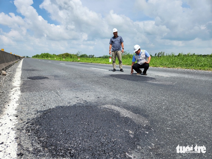 Sau khi báo chí phản ánh, lãnh đạo Ban quản lý dự án Mỹ Thuận đã trực tiếp khảo sát việc giặm vá các ổ voi, ổ gà trên tuyến Lộ Tẻ - Rạch Sỏi - Ảnh: BỬU ĐẤU