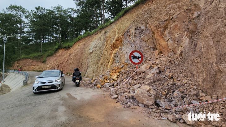 Một điểm sạt lở nhỏ trên đèo Prenn Đà Lạt - Ảnh: M.V.