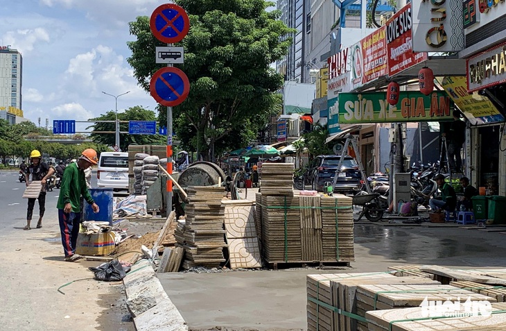 Rút ngắn thời gian 3 tháng cải tạo vỉa hè đường Điện Biên Phủ qua quận Bình Thạnh- Ảnh 1.