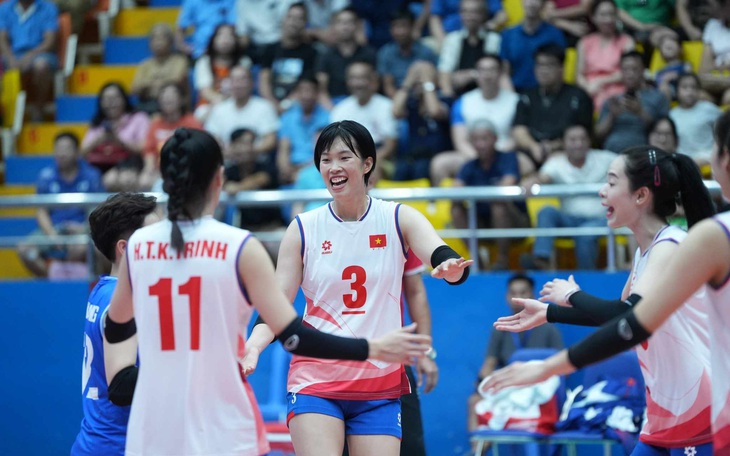 Bóng chuyền nữ Việt Nam thắng vất vả Philippines ngày ra quân SEA V-League