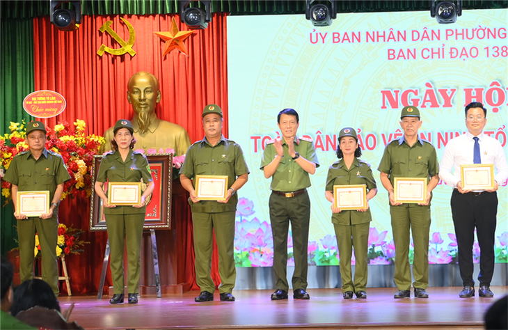 Bộ trưởng Lương Tam Quang trao bằng khen và kỷ niệm chương tặng các tập thể, cá nhân có thành tích xuất sắc - Ảnh: Bộ Công an